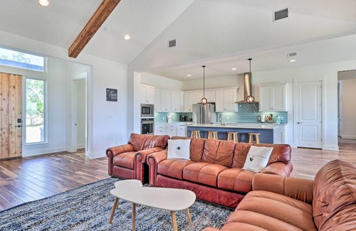 McDade Casa | Central Texas Home w/ Rolling Pasture Views!