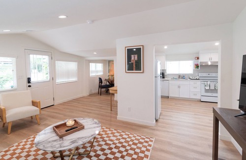 Thousand Oaks Casa | Central Thousand Oaks retreat close to shops & eats!