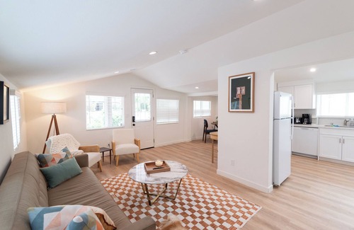 Thousand Oaks Casa | Central Thousand Oaks retreat close to shops & eats!