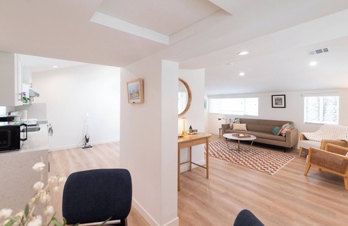 Thousand Oaks Casa | Central Thousand Oaks retreat close to shops & eats!