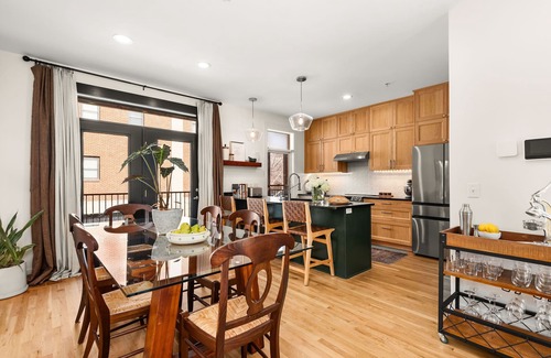 North Capitol Casa | Central Townhouse - Walk to Broadway & Germantown - Private Rooftop Terrace