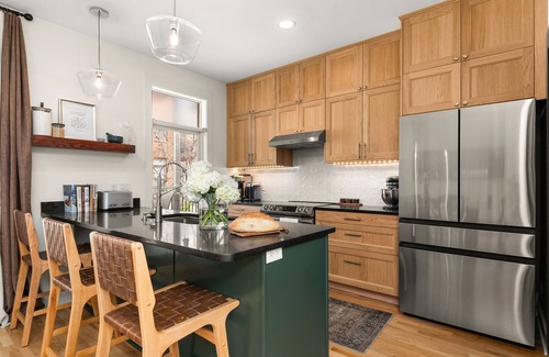 North Capitol Casa | Central Townhouse - Walk to Broadway & Germantown - Private Rooftop Terrace