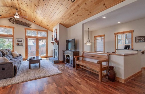 Truckee Casa | Central Truckee Ski Lease!