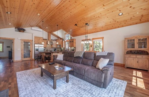 Truckee Casa | Central Truckee Ski Lease!