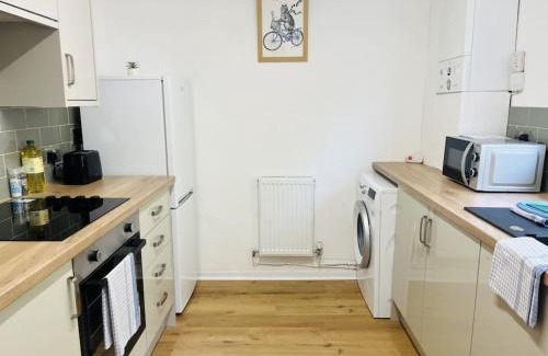 Llandaff North Apartamento | Central Two Bedroom Home with Parking