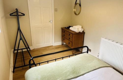 Llandaff North Apartamento | Central Two Bedroom Home with Parking