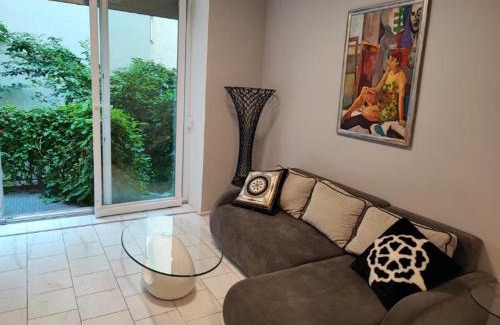 Wieden Apartamento | Central Vienna Apartment with unique 40m2 city garden & self check in