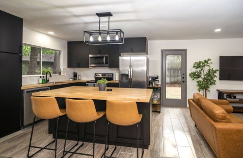 Grogan's Mill Casa | Central Woodlands. Outdoor deck, dining, & grill! Newly Remodeled.