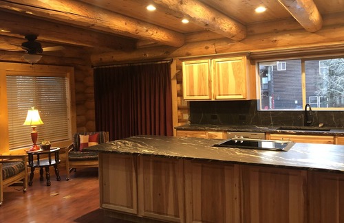 Duck Creek Village Chalet De Esquí | Centrally Located In Duck Creek Close To Restaurant, Shopping, & National Forest