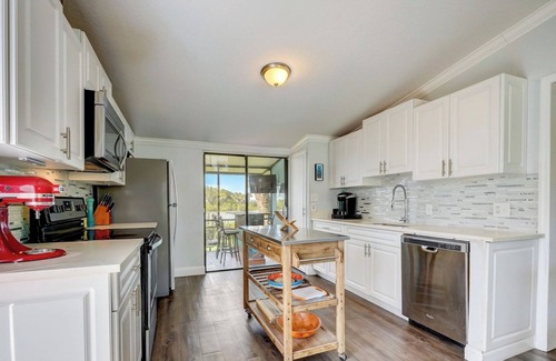 New Smyrna Beach Condominio | Centrally located 2 Bedroom, 1 bath Water front condo in New Smyrna Beach!