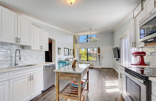 New Smyrna Beach Condominio | Centrally located 2 Bedroom, 1 bath Water front condo in New Smyrna Beach!