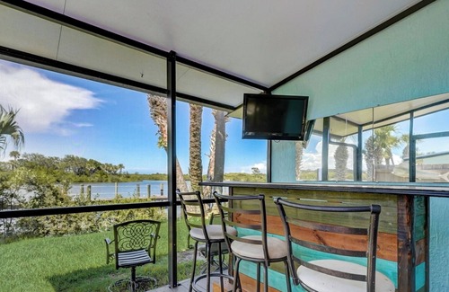 New Smyrna Beach Condominio | Centrally located 2 Bedroom, 1 bath Water front condo in New Smyrna Beach!