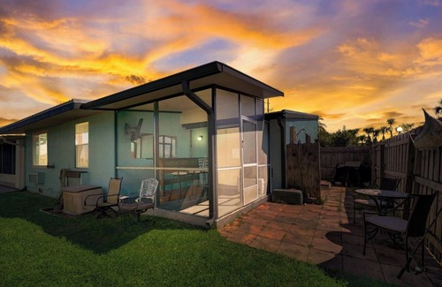 New Smyrna Beach Condominio | Centrally located 2 Bedroom, 1 bath Water front condo in New Smyrna Beach!