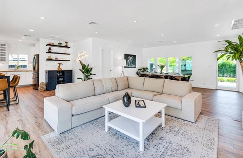 Victoria Park Casa | Centrally Located | Heated pool | Lush Tropical Surrounding | Oasis Key | RESlDENCES