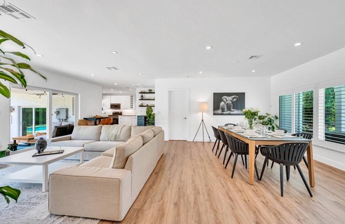 Victoria Park Casa | Centrally Located | Heated pool | Lush Tropical Surrounding | Oasis Key | RESlDENCES