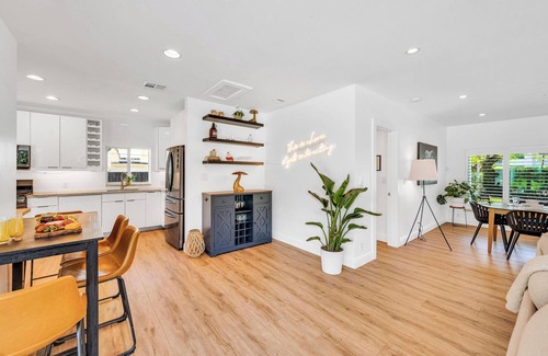 Victoria Park Casa | Centrally Located | Heated pool | Lush Tropical Surrounding | Oasis Key | RESlDENCES