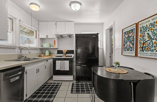 La Crescenta Casa | Centrally Located 2-bedroom, 1-bath Cottage with Mountain Views & Private Deck