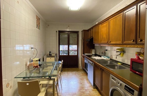 Zumarraga Apartamento | Centrally located 3 bedroom apartment with balcony, facing the church of Zumarraga.