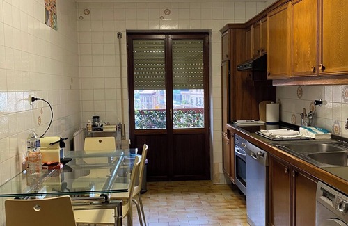 Zumarraga Apartamento | Centrally located 3 bedroom apartment with balcony, facing the church of Zumarraga.