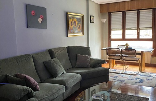 Zumarraga Apartamento | Centrally located 3 bedroom apartment with balcony, facing the church of Zumarraga.