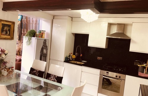 East Walworth Casa | Centrally located 4 bedroom house with garden free parking in Zone 1 London