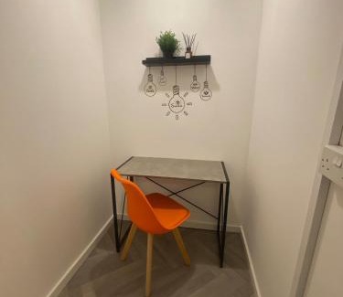 Walsall Apartamento | Centrally Located Apt with Parking