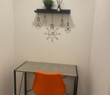 Walsall Apartamento | Centrally Located Apt with Parking