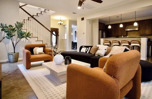 Westfield Casa | Centrally Located Austin Villa with Hot Tub & Gym