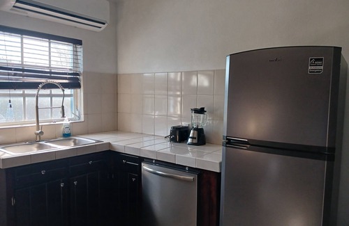 Farmer's Hill Casa | Centrally located family oriented near grocery store, airport, and beach