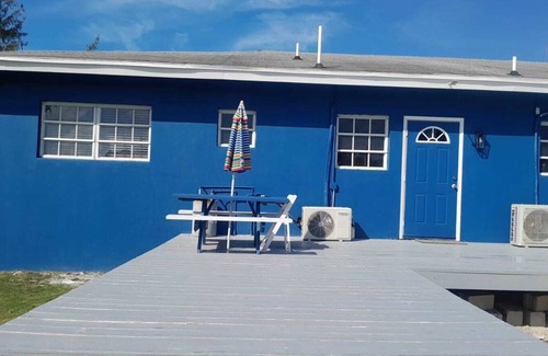 Farmer's Hill Casa | Centrally located family oriented near grocery store, airport, and beach