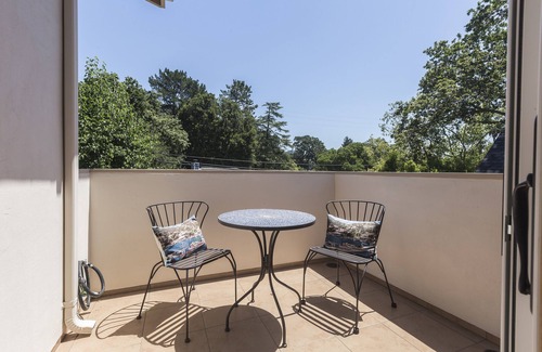 San Anselmo Casa | Centrally located Craftsman home