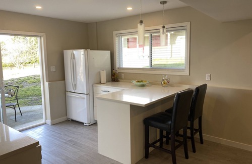 Powell River Apartamento | Centrally located one bedroom with ocean view