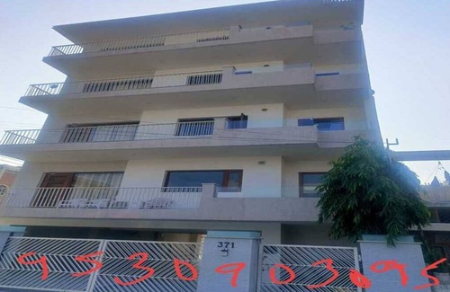 Panchkula Urban Estate Apartamento | CENTRALLY LOCATED CITY BEAUTIFUL LUXURY ROOM FOR COUPLES/ WORKING PROFESSIONALS.