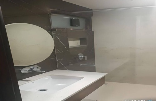 Panchkula Urban Estate Apartamento | CENTRALLY LOCATED CITY BEAUTIFUL LUXURY ROOM FOR COUPLES/ WORKING PROFESSIONALS.