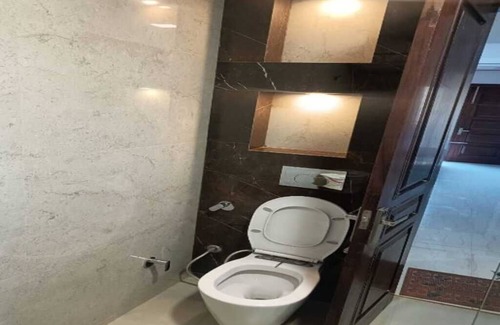 Panchkula Urban Estate Apartamento | CENTRALLY LOCATED CITY BEAUTIFUL LUXURY ROOM FOR COUPLES/ WORKING PROFESSIONALS.