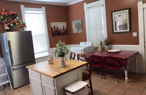 Davenport Apartamento | Centrally located, completely remodeled Full Apt unit
