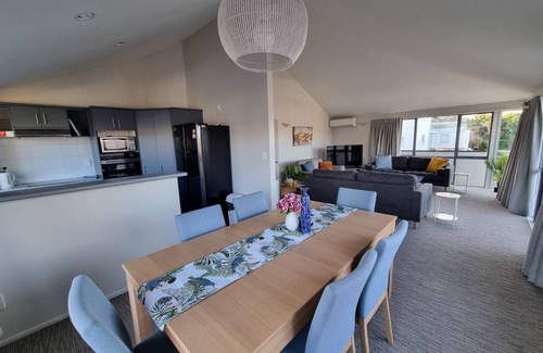 Tauranga Casa | Centrally located family friendly house with stunning views.