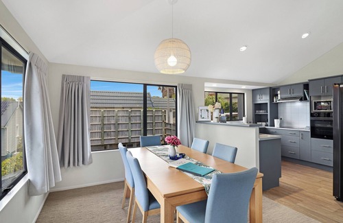 Tauranga Casa | Centrally located family friendly house with stunning views.