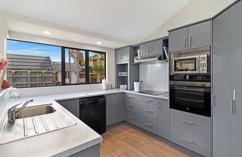 Tauranga Casa | Centrally located family friendly house with stunning views.