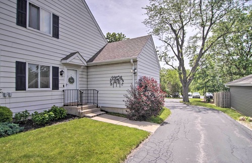 Gurnee Casa | Centrally Located Gurnee Townhome w/ Deck!