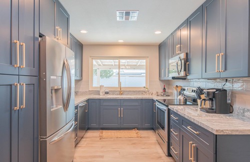 Paradise Valley Village Casa | Centrally Located Hike Dine & Shop w/ Pool Table, Heated Pool, Office, Firepit