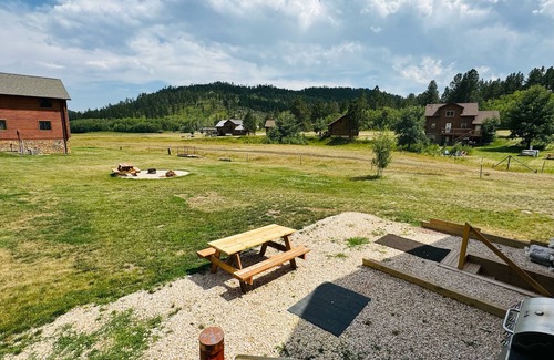 Hill City Cabina | Centrally located in the heart of the Black Hills.