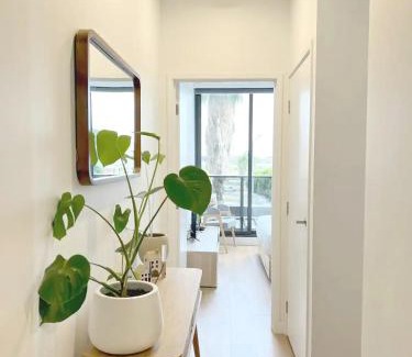 Docklands Apartamento | Centrally Located Modern Loft w Free Parking, Infinity Pool, Workspace