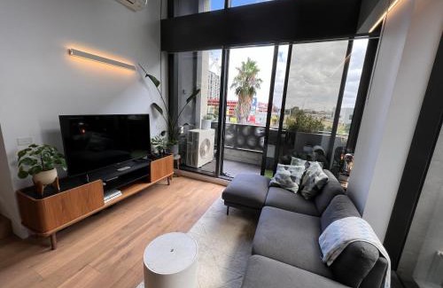 Docklands Apartamento | Centrally Located Modern Loft w Free Parking, Infinity Pool, Workspace