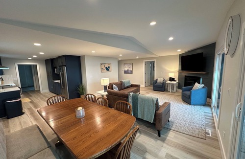 Beulah Casa | Centrally located on the lake to so many adventures. Boats and pets welcome!