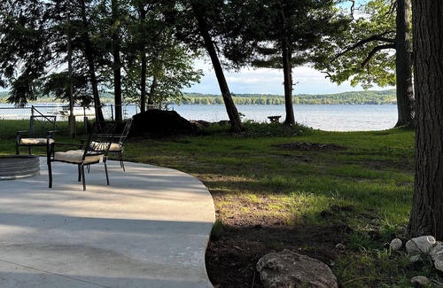 Beulah Casa | Centrally located on the lake to so many adventures. Boats and pets welcome!