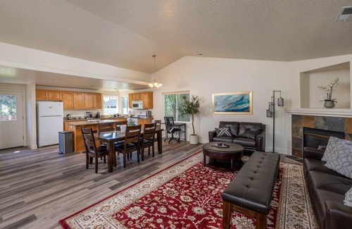 Old Farm District Casa | Centrally Located OneLevel Pet ok Home w/Fireplace