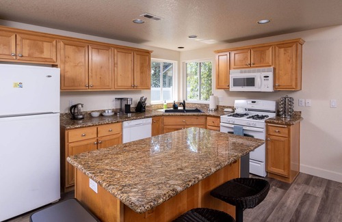 Old Farm District Casa | Centrally Located OneLevel Pet ok Home w/Fireplace