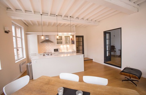 Honfleur Apartamento | Piso moderno, reformado y céntrico con vistas al puerto histórico.