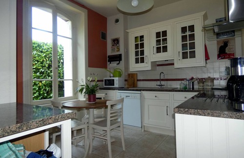 Dinan Casa | Centrally Located Traditional Townhouse With Modern Amenities and Pretty Garden
